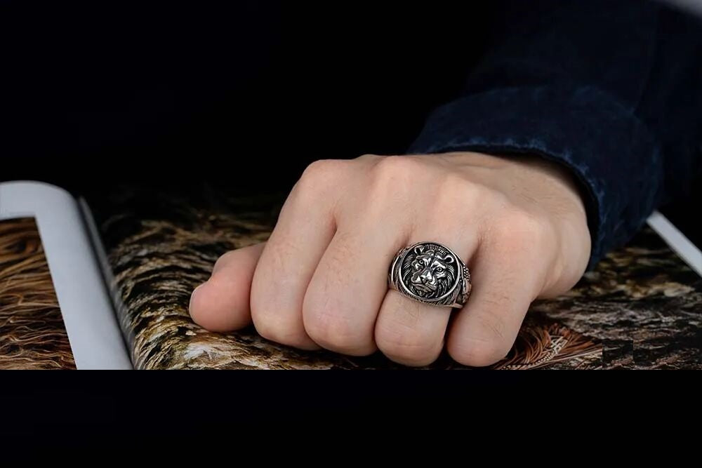 Oxidized Lion Head Round Silver Ring Secondary image