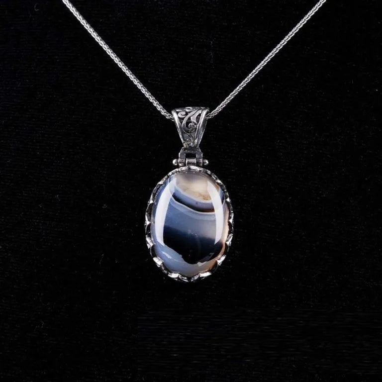 Rare Yemeni Aqeeq Oval Silver Pendant Main image