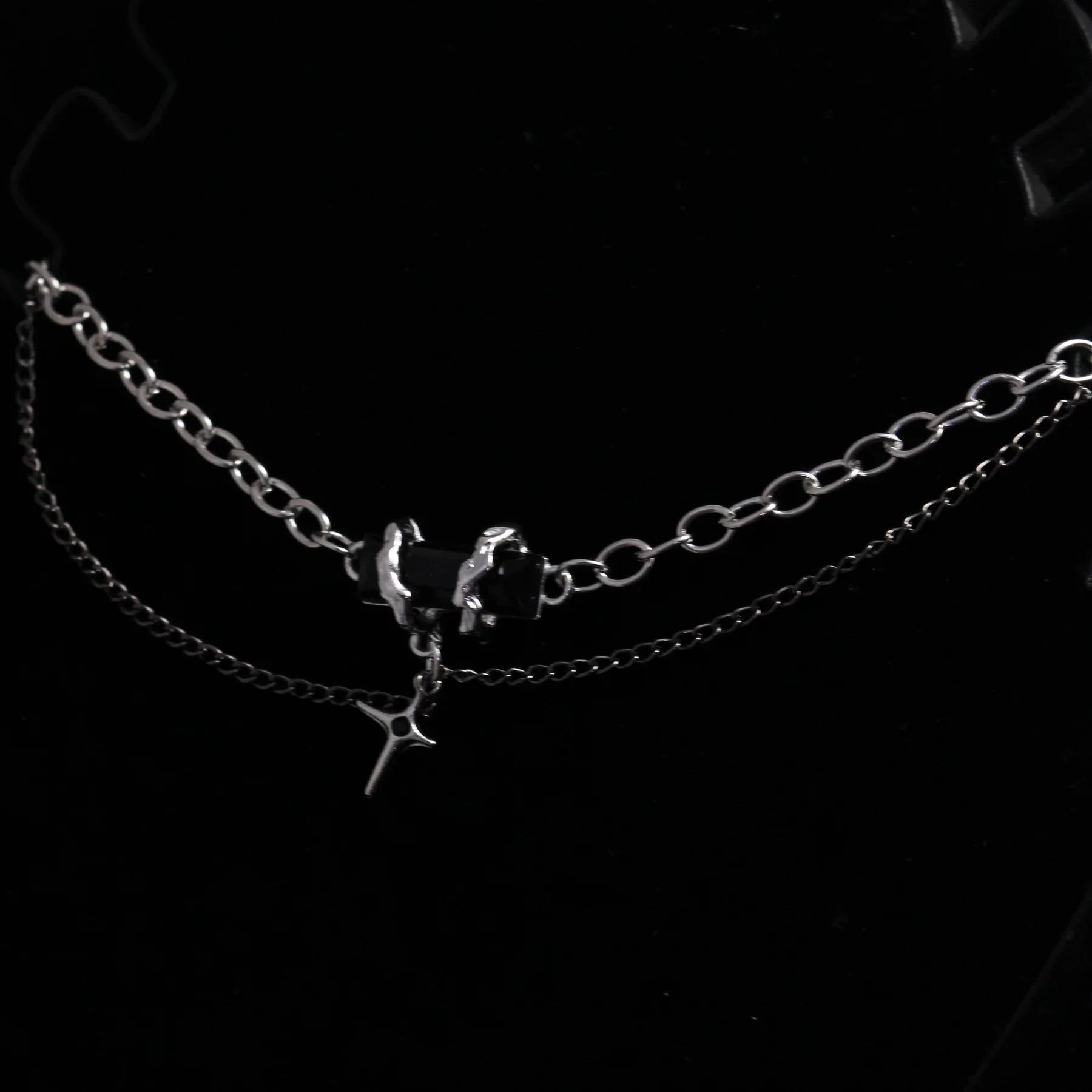 Rugged Black Modern Chain Main image