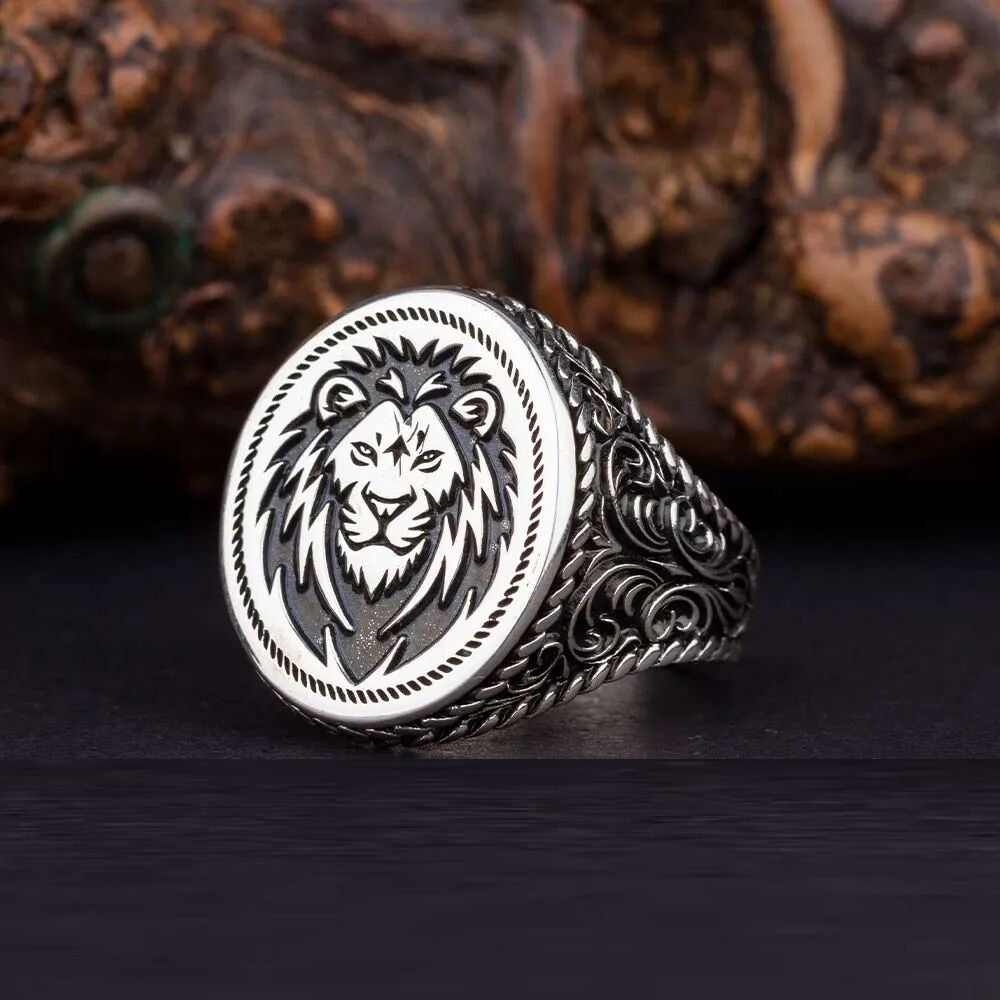 Stoneless Design Silver Men Ring With Lion Figure Secondary image