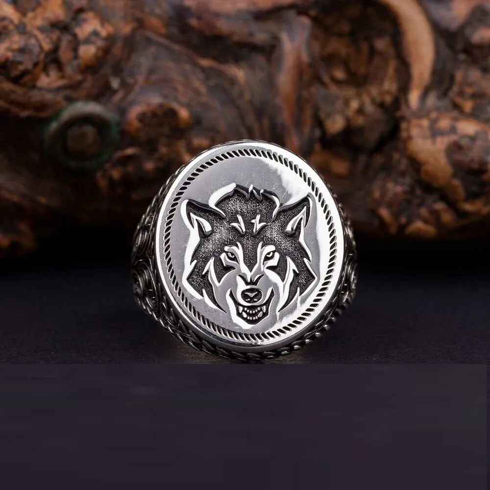 Stoneless Design Silver Men Ring With Wolf Figure Main image