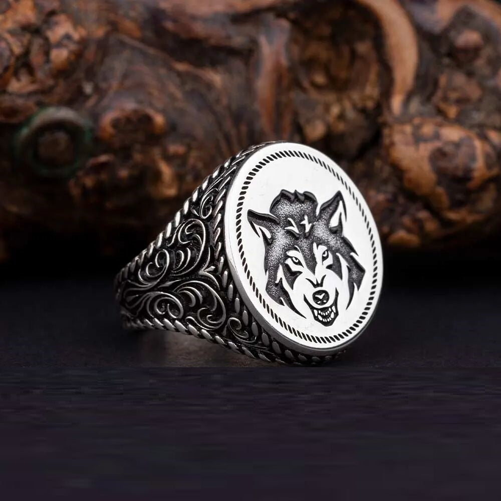 Stoneless Design Silver Men Ring With Wolf Figure Secondary image