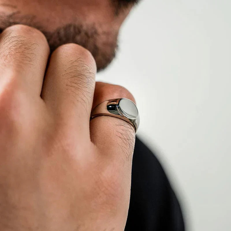 ROUND SIGNET RING Secondary image
