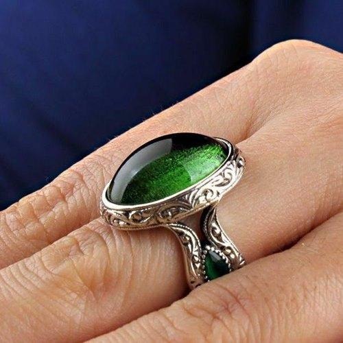 Drop Design Silver Emerald Stone Mens Ring Secondary image